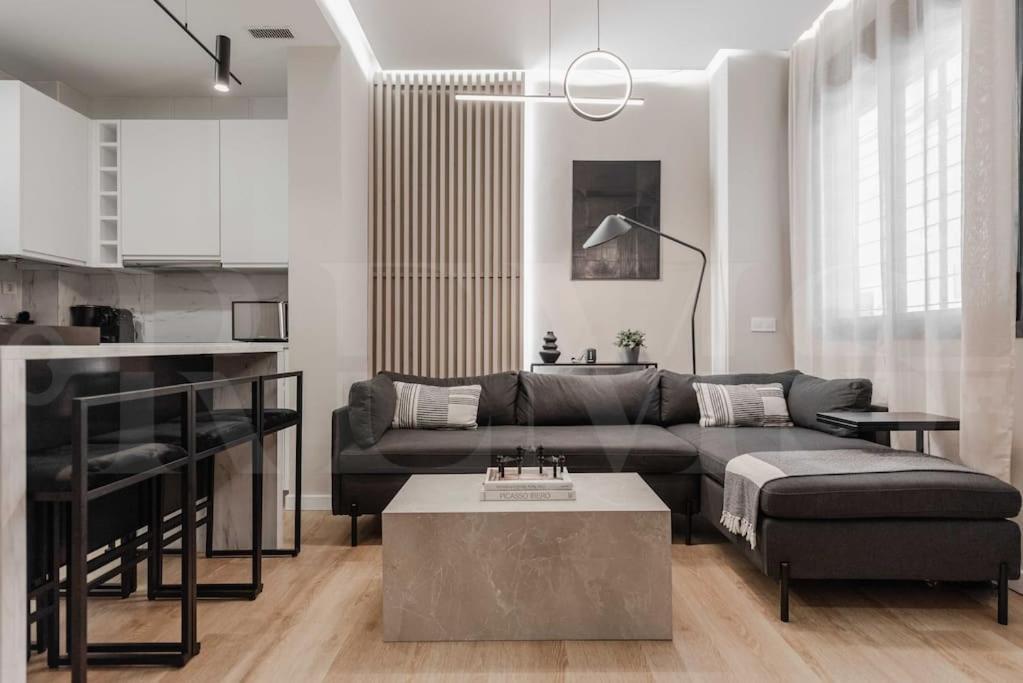 Contemporary Minimalist Apartment By Rems Málaga Buitenkant foto