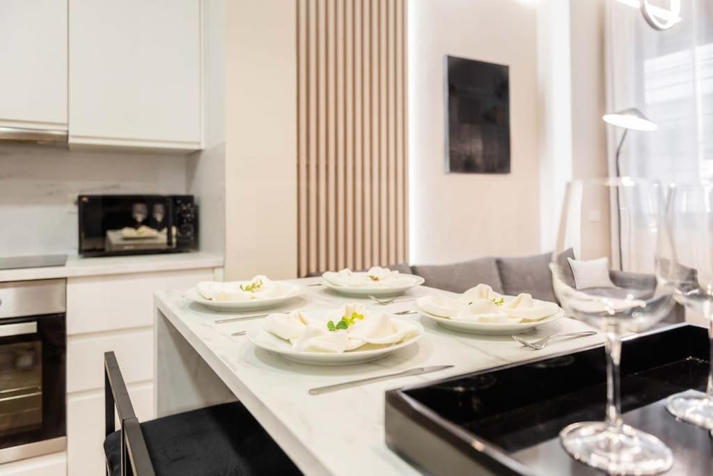 Contemporary Minimalist Apartment By Rems Málaga Buitenkant foto