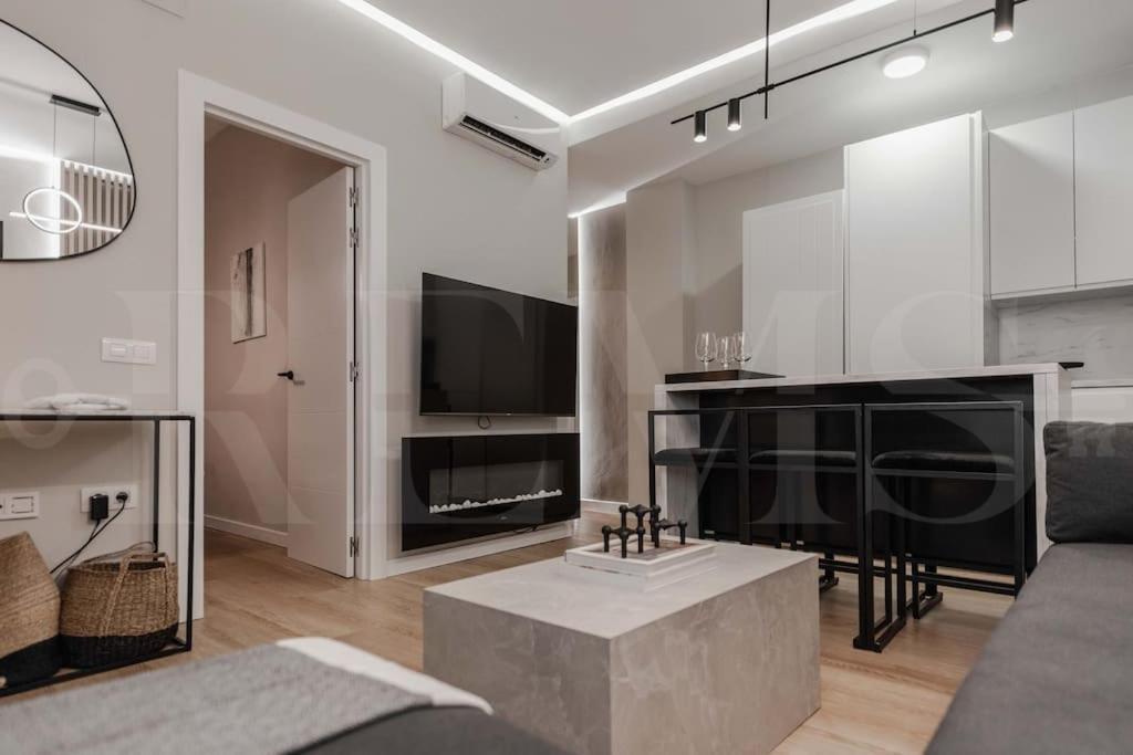 Contemporary Minimalist Apartment By Rems Málaga Buitenkant foto