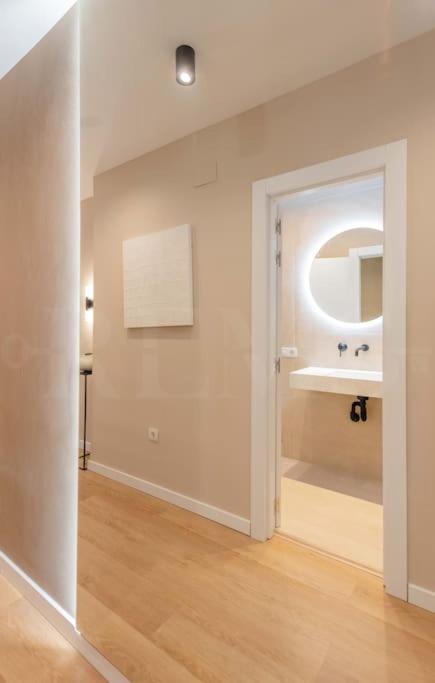 Contemporary Minimalist Apartment By Rems Málaga Buitenkant foto