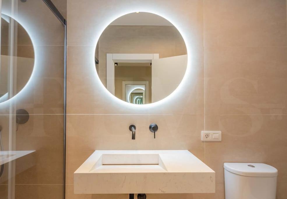 Contemporary Minimalist Apartment By Rems Málaga Buitenkant foto